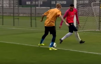 VIDEO: Ca sĩ Justin Bieber đi bóng 'ảo diệu', biến Neymar thành trò hề