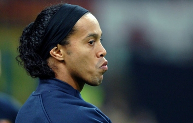 Ronaldinho nhận quà sốc từ đồng đội cũ