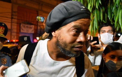 Bạn tù bật khóc vì Ronaldinho