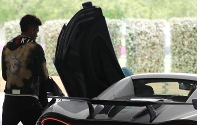 Đồng đội Pogba bị phạt tiền tỉ vì khoe siêu xe