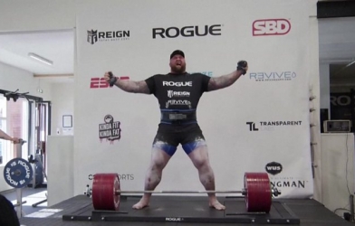 Nâng 501kg, người đàn ông khỏe nhất hành tinh phá kỉ lục thế giới 