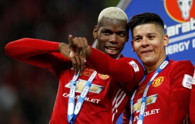 Tham gia đánh bài, sao MU nhận cảnh cáo