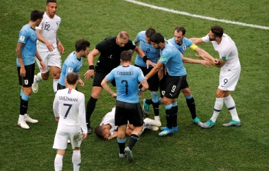 VIDEO: Giở trò câu giờ, cầu thủ nhận cái kết đắng