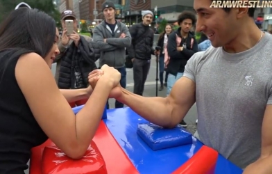 Cô gái xinh đẹp gây náo loạn khi liên tiếp vật tay thắng nhiều đàn ông