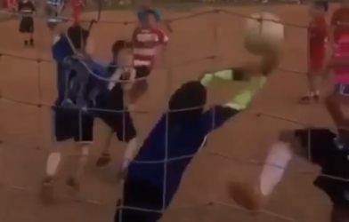 VIDEO: Cậu bé tật nguyền gây sốt với pha cản phá xuất thần như De Gea