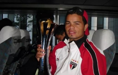 Sao Brazil bán HCV World Cup để lấy tiền mua cocaine