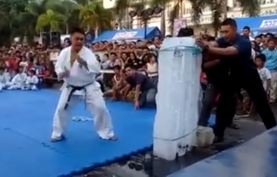 VIDEO: Võ sĩ Việt dùng chân không đá gãy 3 khối nước đá 