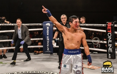 Bị trọng thương, võ sĩ gốc Việt vẫn thắng mãn nhãn 'Ác mộng Mỹ'