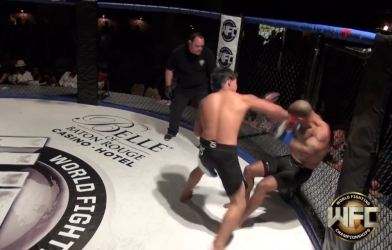 VIDEO: Thần đồng gốc Việt tung 10 cú 'búa tạ', đánh bất tỉnh siêu địch thủ Mỹ