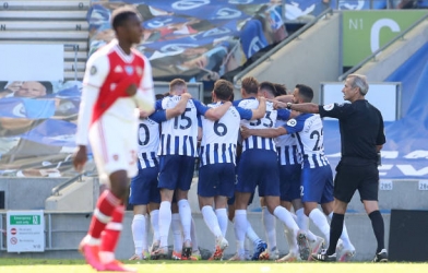 Gục ngã phút cuối, Arsenal sụp đổ trước Brighton