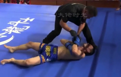VIDEO: Đang thắng thế, võ sĩ bỗng đổ gục vì dính tuyệt kỹ điểm huyệt