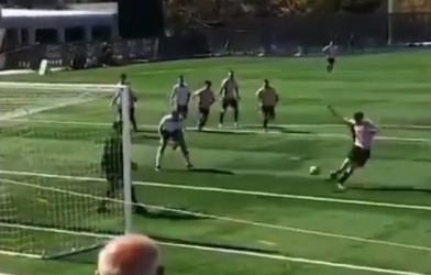 HI HỮU: Cầu thủ 'dạy' cho đối phương cách ghi bàn bằng... pha đốt lưới nhà