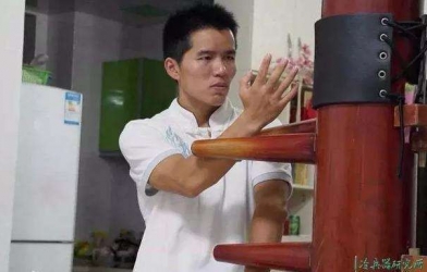 'Đại đệ tử' Diệp Vấn bị môn đồ Triệt quyền đạo đánh bầm dập, phải xin đầu hàng