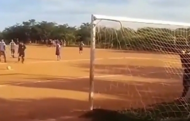 VIDEO: Pha bắt penalty xứng đáng bị đánh hội đồng