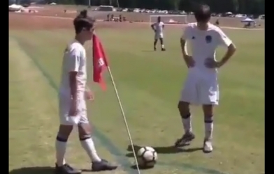 VIDEO: Pha câu giờ xứng đáng bị đuổi việc ngay lập tức