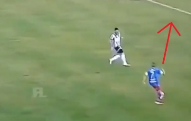 VIDEO: Cầu thủ thực hiện pha qua người 'chân nhanh hơn não' cực dị