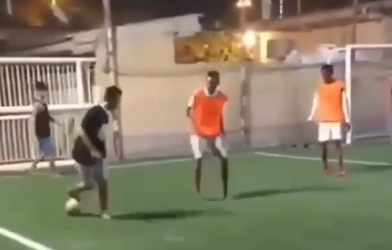 VIDEO: 'Múa' skill trước cầu thủ cục súc nhất trên sân và cái kết