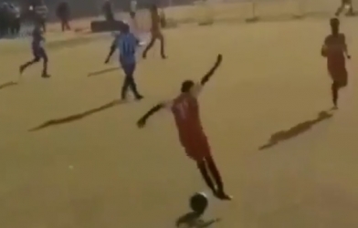 VIDEO: Cho vũ công ba-lê đi đá bóng và cái kết khó tin