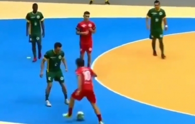 VIDEO: Lừa bóng qua 'Vua kỹ thuật' và cái kết bẽ bàng