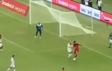 VIDEO: Cầu thủ solo ghi bàn khiến tất cả ngỡ ngàng