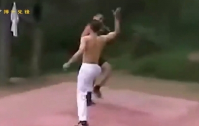 VIDEO: Võ sĩ TQ dùng Hàng long thập bát chưởng đánh 'sấp mặt' kick-boxer