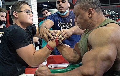 VIDEO: 'Học sinh' đánh bại nhà vô địch thể hình gây chấn động nước Mỹ