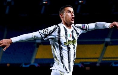 Đánh bại Messi, Ronaldo trở thành Cầu thủ xuất sắc nhất thế kỷ