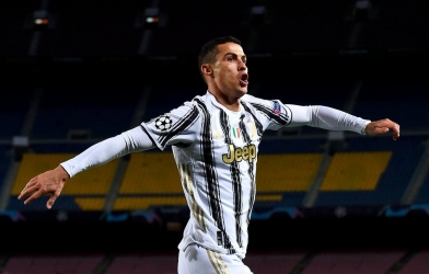 Ronaldo đã trở nên vĩ đại hơn Pele, Maradona và Messi?