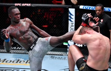 Adesanya nhận 1 triệu đô sau khi thua Blachowicz