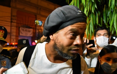 Ronaldinho 'ngựa quen đường cũ' sau cú sốc mất người thân