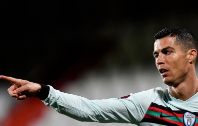 Ronaldo ghi bàn, đi vào lịch sử bóng đá châu Âu