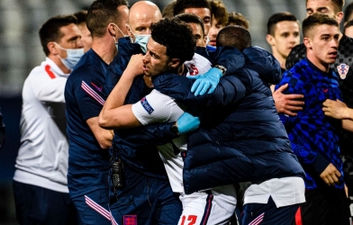 Sao Liverpool đánh đối thủ dù thắng trận