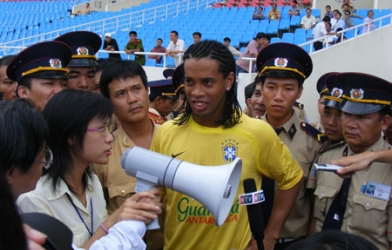 Xác định ngày Ronaldinho trở lại Việt Nam