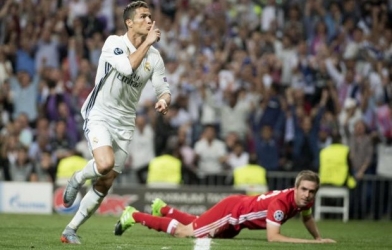 Ronaldo đi vào lịch sử sau hat-trick vào lưới Bayern Munich