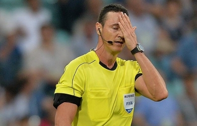 Hi hữu sự cố đuổi nhầm cầu thủ tại Confed Cup 2017