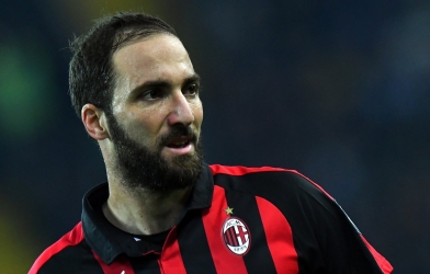 Higuain có mặt tại London chuẩn bị gia nhập Chelsea