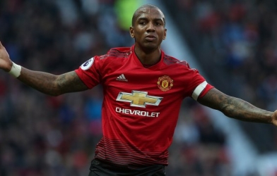 Chính thức: Man United gia hạn hợp đồng với Ashley Young