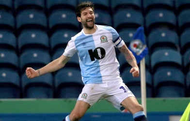 VIDEO: Cầu thủ ghi 3 bàn trong một mùa giải từ chấm phạt góc