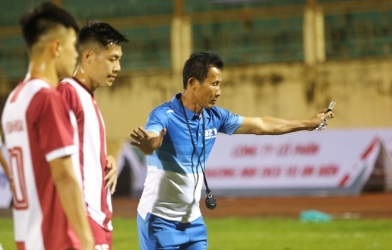 HLV U21 Khánh Hòa: '70 ngàn 1 ngày, các anh huấn luyện nổi không?'