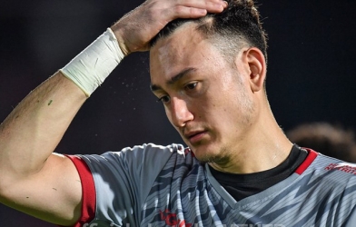 Văn Lâm bị CĐV Thái Lan 'tấn công'