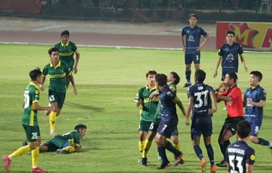 VIDEO: Cựu sao HAGL đánh vào mặt đối thủ