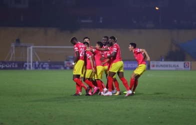 VIDEO: Tiền đạo Hà Tĩnh suýt có siêu phẩm ở cự ly không tưởng tượng nổi