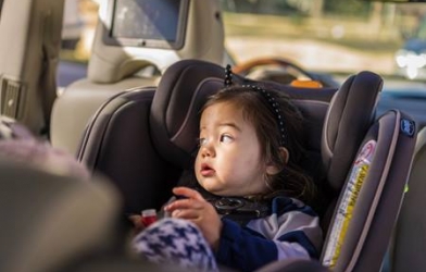 Vì sao người lớn có thể dễ dàng bỏ quên con trẻ trong ô tô?