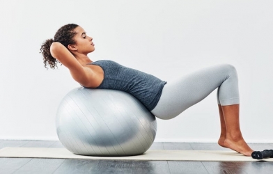 5 động tác tập với bóng Yoga để cơ thể dẻo dai, săn chắc