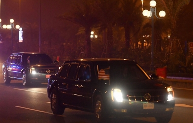 Đoàn xe “Quái thú” đón Tổng thống Trump về khách sạn trong đêm