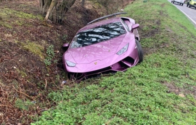 Lamborghini Huracan bị triệu phú bỏ mặc bên đường sau sự cố
