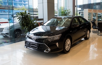 Giá Toyota Camry giảm tới 70 triệu đồng, dọn kho đón xe nhập Thái