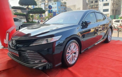 Vừa về đại lý, Toyota Camry 2019 đã bị bán theo kiểu “bia kèm lạc”