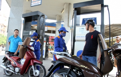 Giá xăng bất ngờ giảm mạnh sau chuỗi ngày tăng giá