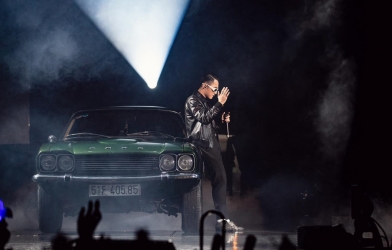 Sơn Tùng MT-P khoe dáng bên xế cổ tại sân khấu Sky Tour